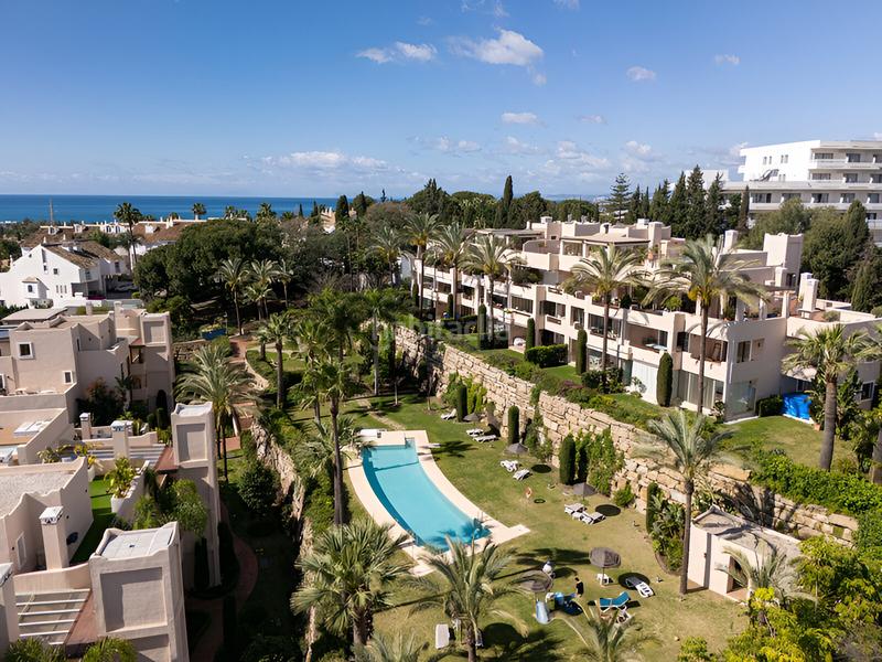 Foto 76a7df2c-106f-4901-a88e-0f336eb5211d. Apartamento  en planta media en venta en el paraíso en Estepona