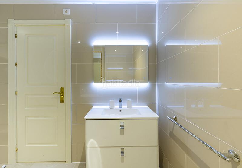 Foto b0f7adf2-b112-4311-8654-6b18bcc44314. Apartamento  en planta media en venta en el paraíso en Estepona