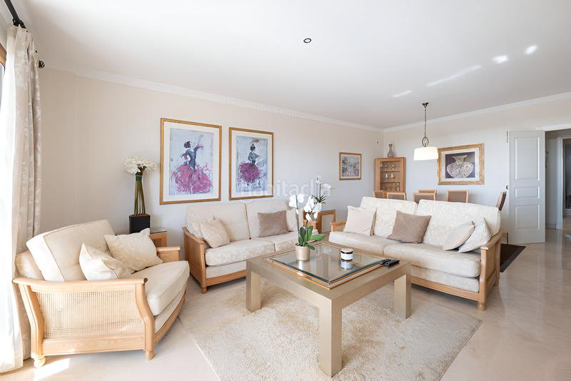 Foto cafeedec-1be0-4541-ad11-dcd634348a6d. Apartamento  en planta media en venta en el paraíso en Estepona