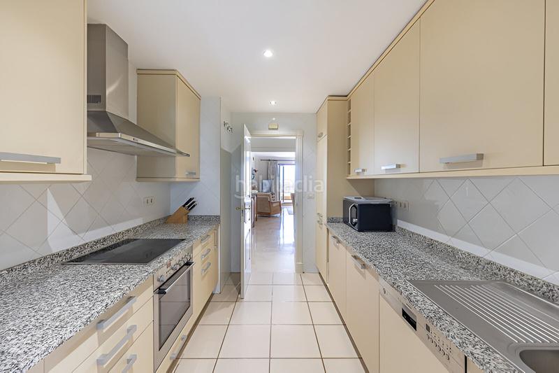 Foto f2b94568-c928-4b70-bac7-53e11139dc88. Apartamento  en planta media en venta en el paraíso en Estepona