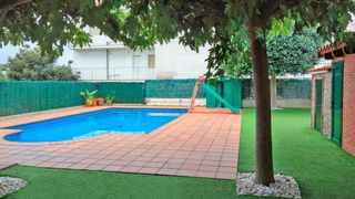 Casa pareada en Roda de Barà. Con piscina y jardín
