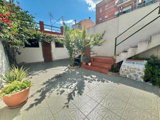 Reihenhaus in Egara. Casa adosada con patio y  dos terrazas