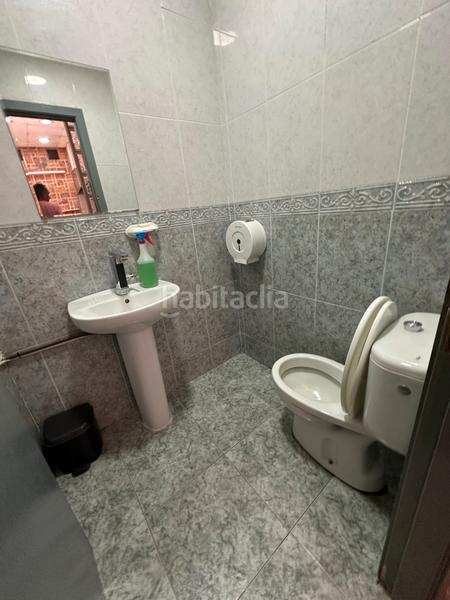 Foto c8809c0d-5eb5-4467-a003-cb48523d05a4. Local comercial local con terraza junto a plaza 1 de mayo. en Terrassa