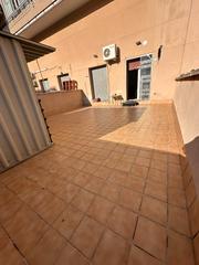 Local Comercial  Carrer del doctor ferran. Local con terraza junto a plaza 1 de mayo.