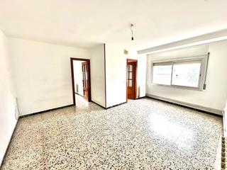 Pis a Zona Esportiva. Piso con 4 dormitorios, balcón y patio galería.