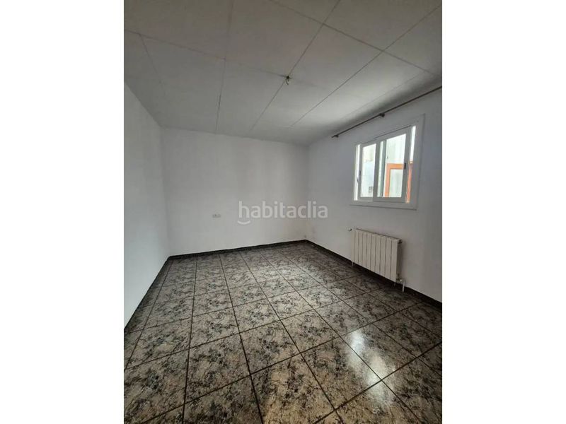 Foto bce83233-193d-43d0-98f9-1e0e646240eb. Casa adossada amb aparcament a Roc Blanc Terrassa