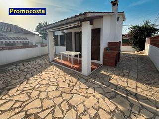Haus in Riells. Casa independiente con jardín privado
