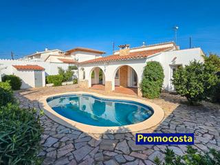 Casa a Riells. Casa independiente con piscina privada, situada en una zona tran