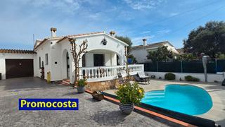 Chalet à Riells. Muy bonita casa de planta baja, con jardín y piscina privada