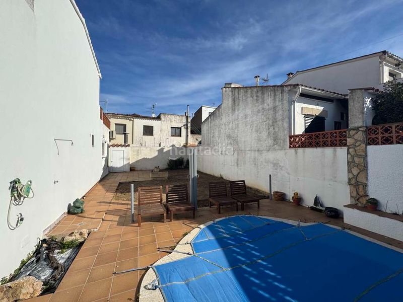 Foto 198647aa-a6e8-4641-ac41-a2e4694aa96d. Casa aparellada amb aparcament piscina a Riells Escala (L´)