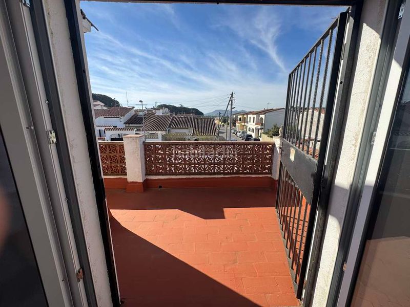 Foto 1d05f190-66b5-433a-a6bf-df2763ffdfa5. Casa aparellada amb aparcament piscina a Riells Escala (L´)