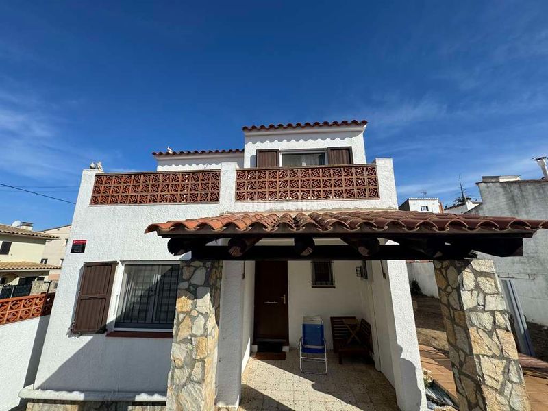 Foto d0361a09-8c59-49f1-9dee-2e4258b268c5. Casa aparellada amb aparcament piscina a Riells Escala (L´)