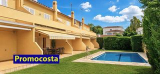 Casa a schiera  Carrer beget. Muy bonita casa con licencia turística y piscina comunitaria