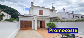 Casa adossada  Passatge punta milà-34. Casa en buen estado situada a unos 1000m de la playa de montgo