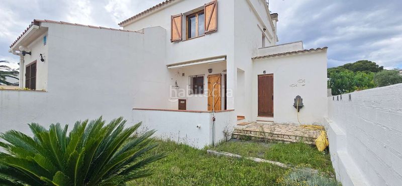 Foto 5a8ee26b-7c9e-4f7e-b7c2-69f9dd4e7e3a. Casa adossada amb xemeneia aparcament a Montgó Escala (L´)