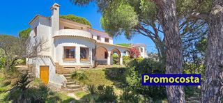 Xalet  Plaça puig sec. Muy bonita casa con jardín privado y vistas al mar situada en pu