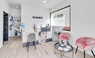 Lloguer Local Comercial  Carrer de francesc macià. Se traspasa negocio de estética y spa en pleno funcionamiento, c