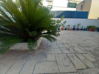 Appartement  Carrer de sant antoni abat. Fantstico piso tipo casa con un solo vecino y gran patio tipo t