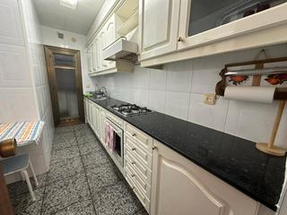 Pis  Carrer d'àngel guimerà. Piso de 3 habitaciones con ascensor en santo cristo!