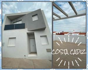 Casa a Núcleo urbano. Casa nueva en venta en chiclana de la fra.