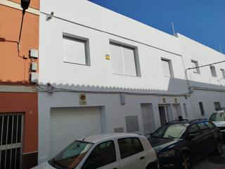 Casa adosada en La Banda - Campo de Ftbol. Casa planta baja en venta en chiclana de la fra.