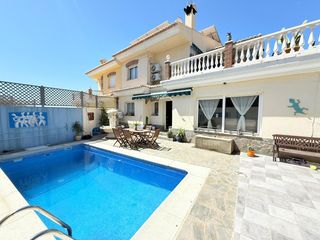 Casa a schiera in Amberes. Chalet adosado en torrox costa
