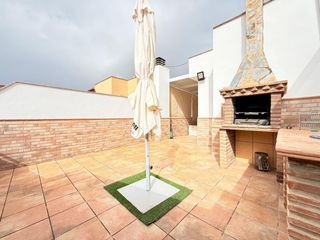 Casa adossada a loja