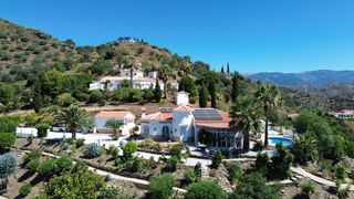 Country house  Bentomiz. Casa con vistas al mar