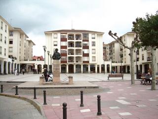 Pis a Medina de Pomar. Piso en plaza somovilla, céntrico muy amplio de115 m2.