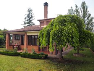 Xalet a Villarcayo de Merindad de Castilla la Vieja. Chalet centrico en zona residencial tranquila con piscina