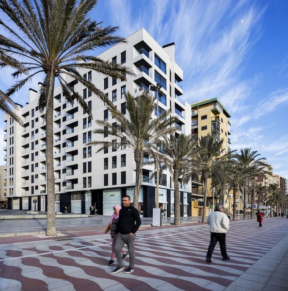 Foto 42dafad3-eac8-44af-932b-c20b7b2547eb. Local comercial a paseo marítimo carmen de burgos 32 a Almería