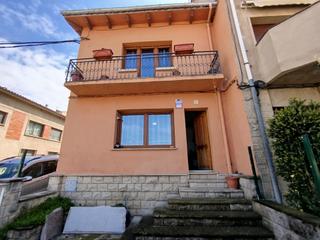 Semi detached house in Roda de Ter. Casa reformada con patio y garaje en roda de ter