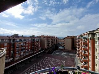 Piso  Osona. Amplio piso de cuatro habitaciones con balcón y vistas al montse