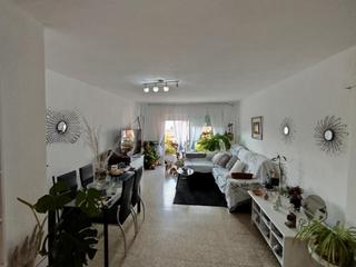 Pis  Osona. Amplio piso de cuatro habitaciones con balcón y vistas al montse