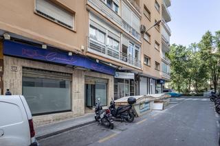 Location Local commercial à Calle doctor jimenez diaz 2. Impecable local comercial junto a avenida constitución