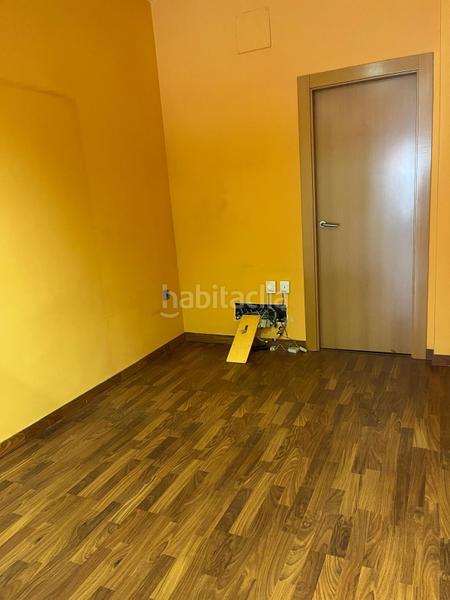 Foto f4d758dc-b9b6-4012-8a2c-b731fcbdcf8e. Alquiler local comercial  amplio y versátil a pocos pasos de calle recogidas, en Granada