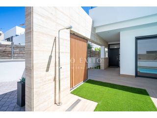 Casa  Calle paul gaugin. Piscina privada, jardín y obra reciente en la llosa