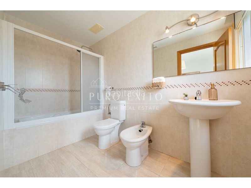 Foto 084729c7-23f8-42a6-a347-c81edce407d5. Casa amb aparcament piscina a Centre Miami Platja