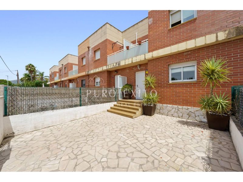 Foto 3842d083-62a4-4495-934b-e5c98873f44b. Casa amb aparcament piscina a Centre Miami Platja