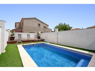 Casa  Calle terol de. Casa unifamiliar con piscina y jardín.