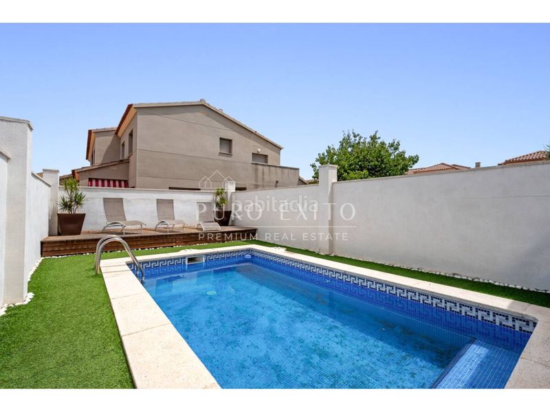Foto 42715e80-4275-4194-b07b-767eb11e94a2. Casa amb aparcament piscina a Centre Miami Platja