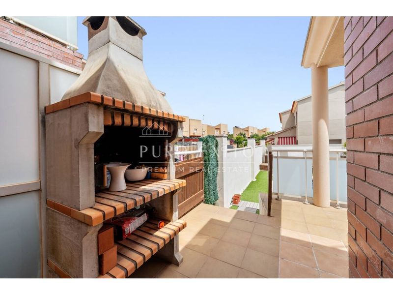 Foto 4638f5a0-2ba6-4138-a57f-414541bdcbdb. Casa amb aparcament piscina a Centre Miami Platja