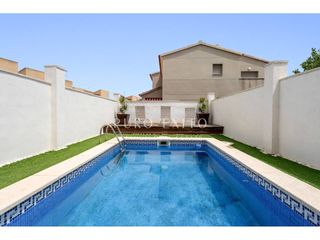 Maison  Calle terol de. Casa unifamiliar con piscina y jardín.
