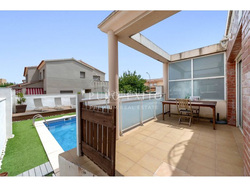 Foto 760d3e11-26fe-4552-9bb7-8fe31683f29e. Casa amb aparcament piscina a Centre Miami Platja