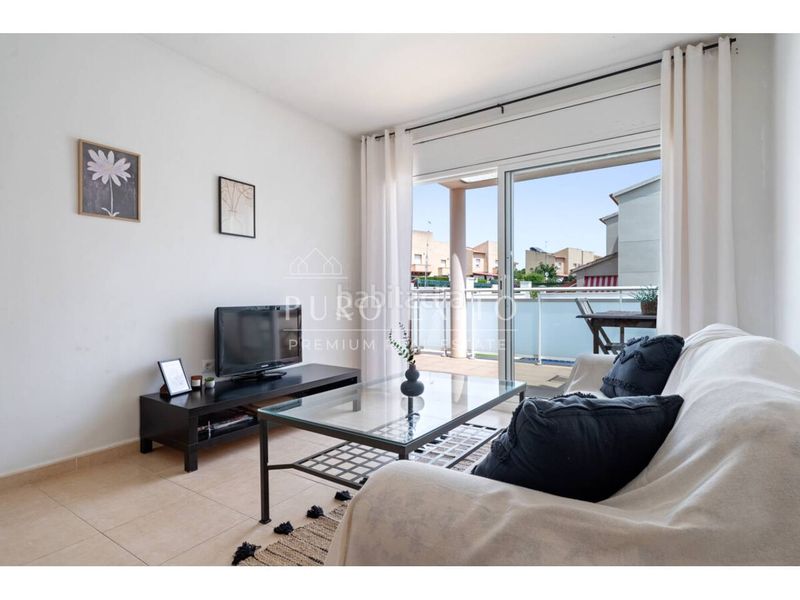Foto f92fe781-1562-4dfa-9ca1-4cf84e62de96. Casa amb aparcament piscina a Centre Miami Platja