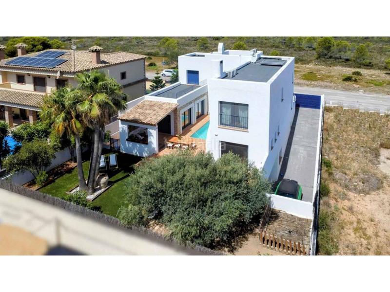 Foto 9c25bd3c-c180-4e68-9640-4ac6415eb415. Casa espectacular villa independiente en miami playa en Miami Platja