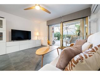 Appartamento in Avenida riera d´alforja 7. Bajo con piscina en cambrils