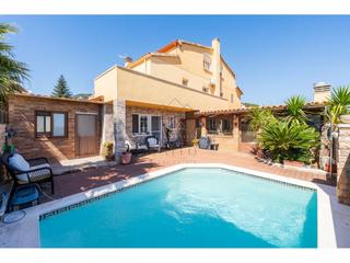 Chalet  Font. Casa de 218m con piscina privada y vistas a la montaña en fontsc