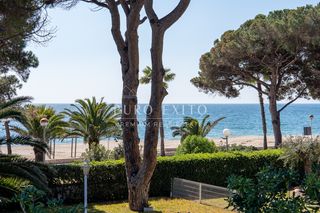 Obra nueva en exclusiva. A tan solo dos minutos andando de la playa.