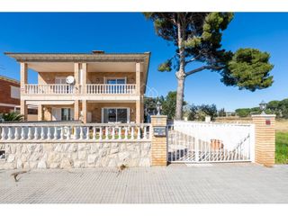 Casa  Calle nards. Casa unifamiliar con jardín y garaje en cambrils  a 5 minutos de